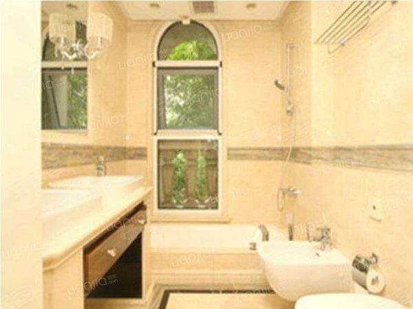 业主诚意出租,小区可以租车位,价格有空间!看房