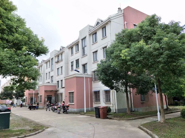 小户型总价低,产权住宅挂上海户口,看房方便。