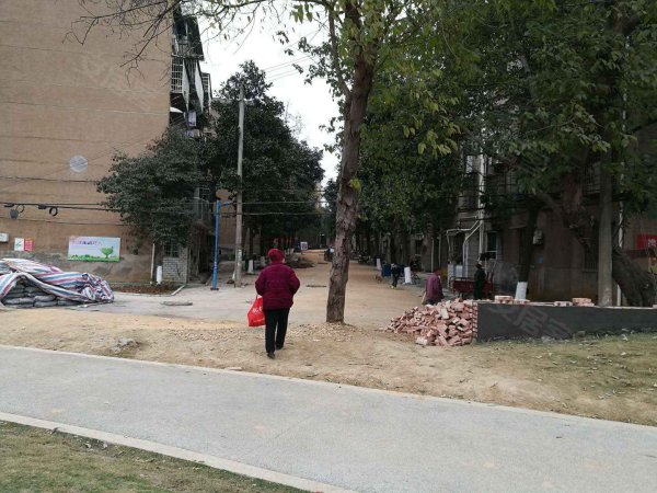 首付10万岳塘区板塘轻轨站步步高江滨菜市场毛坯小三房南北通透