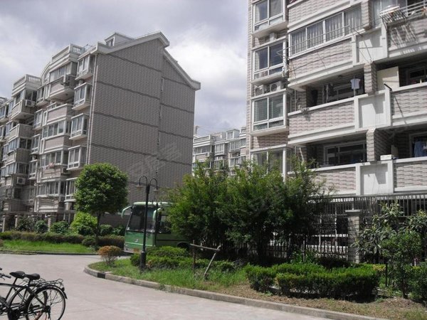 精装全配,近2.7号线,主卧带飘窗 出门交通方便 看房有钥匙