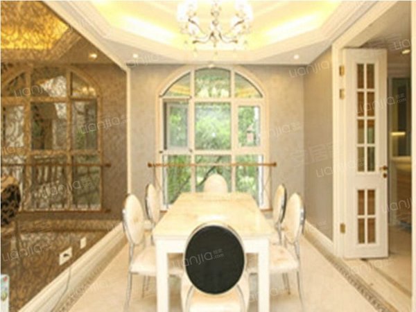 业主诚意出租,小区可以租车位,价格有空间!看房