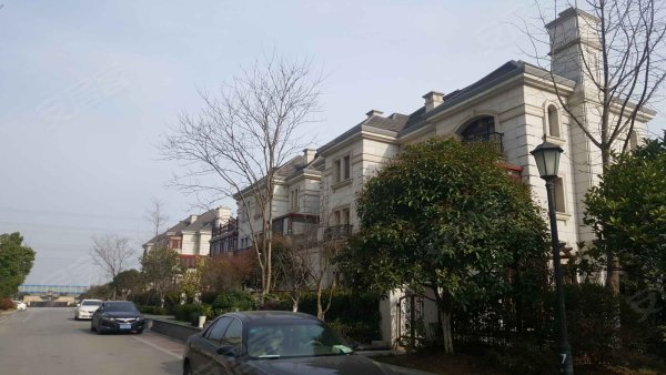 紫金湾花园,精装联排别墅,三面环水,环境优美,随时看房