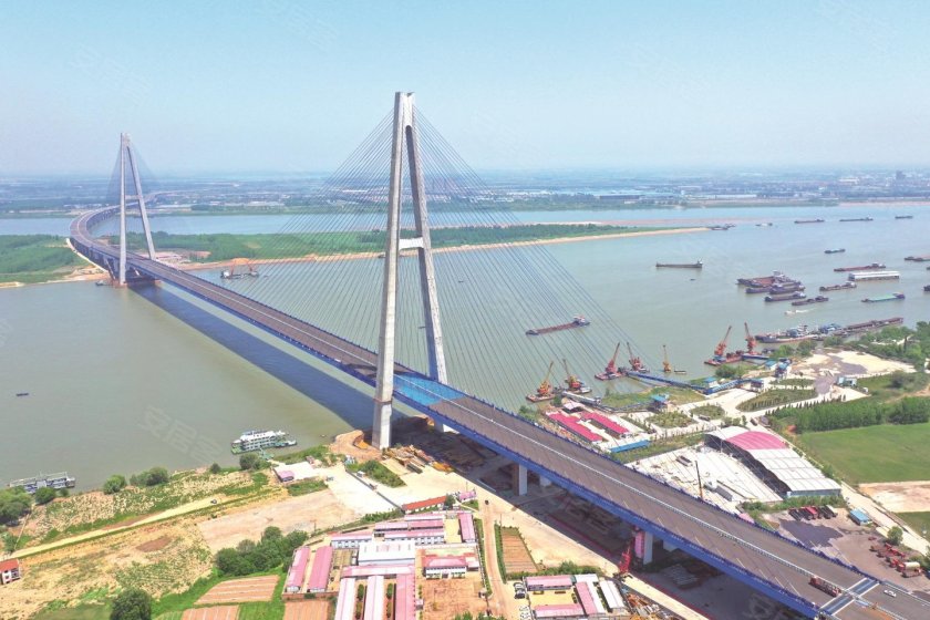 长江右岸青山滨江大城融创临江府赏析