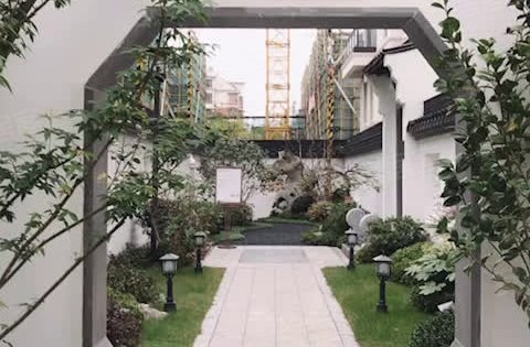 西房杭语宸鹭院动态:我们在建筑布局上采用三进空间制式,一进月洞门,二进宅门,三进入户门。-杭州安居客