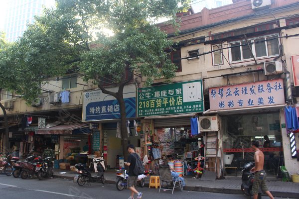 就连安远路上车辆,人行的入口都是两条路的.