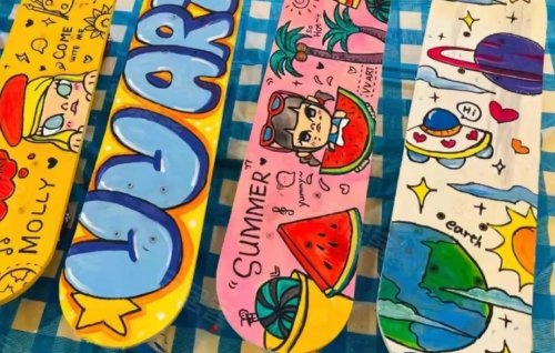 10月5日,"滑彩出众 潮趣涂鸦"国庆艺术嘉年华之滑板彩绘艺作;10月4日