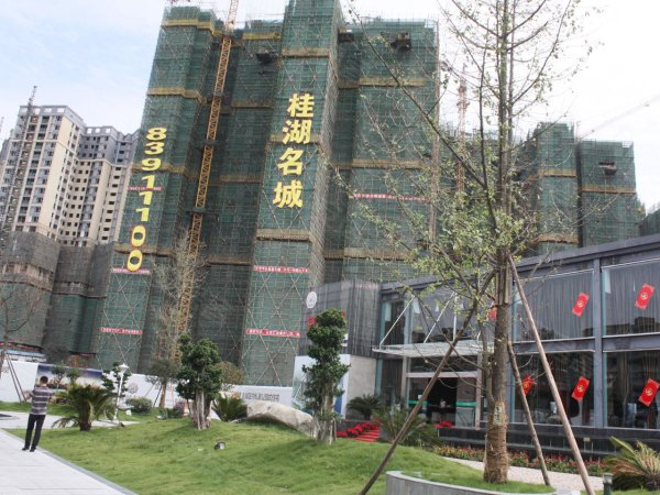 桂湖名城,3室2厅2卫,电子路中段144号,户型布局舒适,生活空间宽敞自在