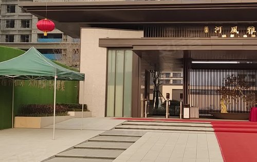绿都中梁河风雅叙动态:一期二期完美交付，小区南大门实景-洛阳安居客