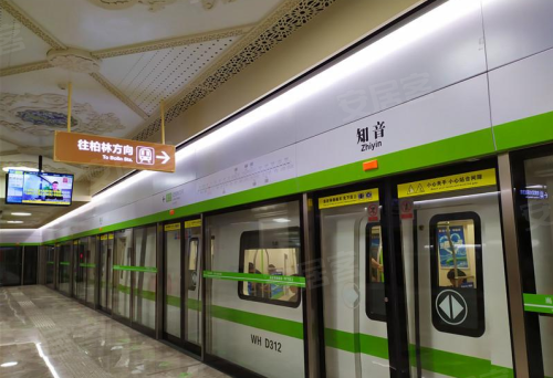 生态配套:项目北靠青翠绵延的马鞍山,南临水域面积30平方公里的后官湖