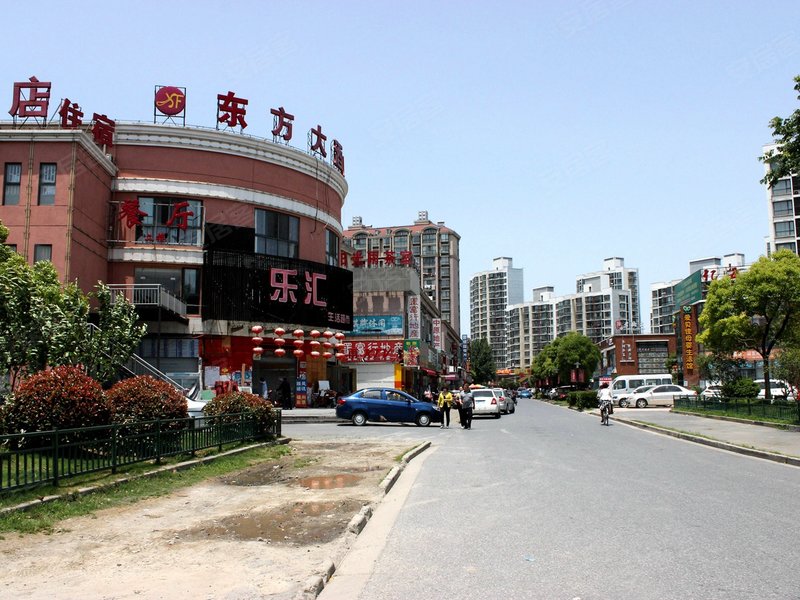 中铁北城时代 项目东侧有海尚明城生活广场及黄金广场,西侧有丽都广场