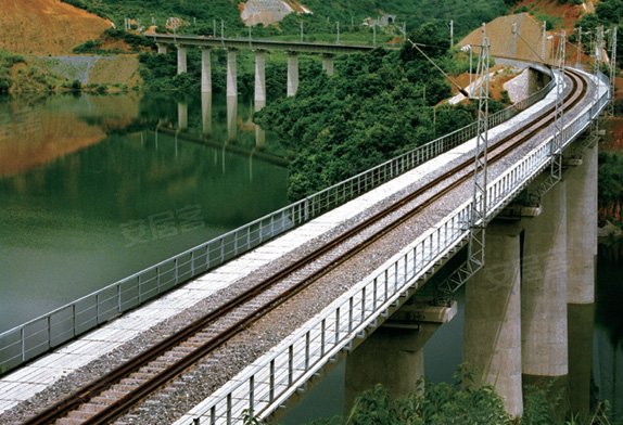 云桂铁路26对动车通昆明 最快4个半小时到南宁