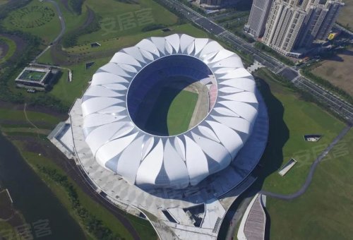 是大型地标建筑与"莲花碗"的并肩而立,是在亚运会宏大命题下,所表达和