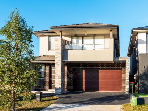 全新山景住宅,地处湖畔,位置优越