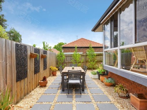 single level garden delight.