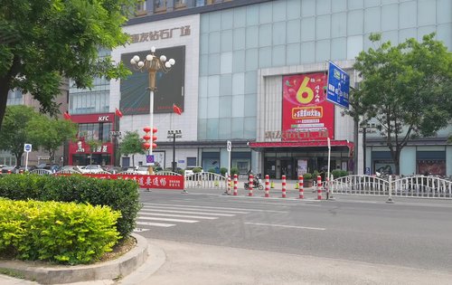 涿州铂悦山动态:惠友钻石广场商业,5层商业街,地下带大超市,生活方便