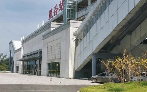 城际轻轨麓谷站距离清控尖山湖1公里左右