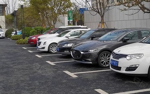 十里江湾客售楼处停车场