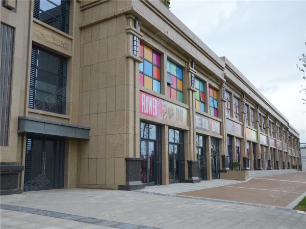 项目配套商业区,为小区业主营造便捷生活