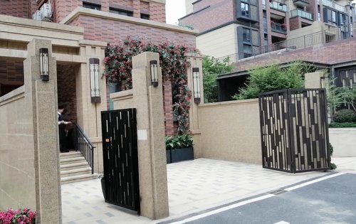 海伦小镇联排别墅地上三层地下一层带院子的咨询我