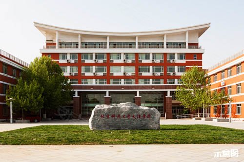 解放军军事交通学院,周围还有京津新城第二中学,宝坻一中,项目自身