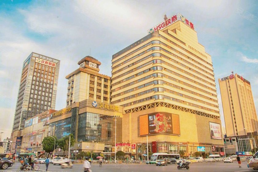 06/ 13 距离项目500米左右是江腾广场,有沃尔玛超市,电影院,餐饮,购物