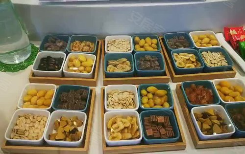 售楼部现场有很多零食小吃哦