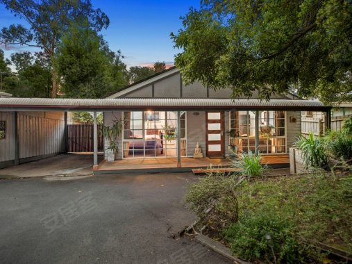 错层式设计住宅,周围树木葱郁