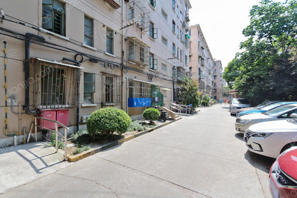 紧邻地铁站1号线彭浦新村,闻喜小区中等装修两居室.