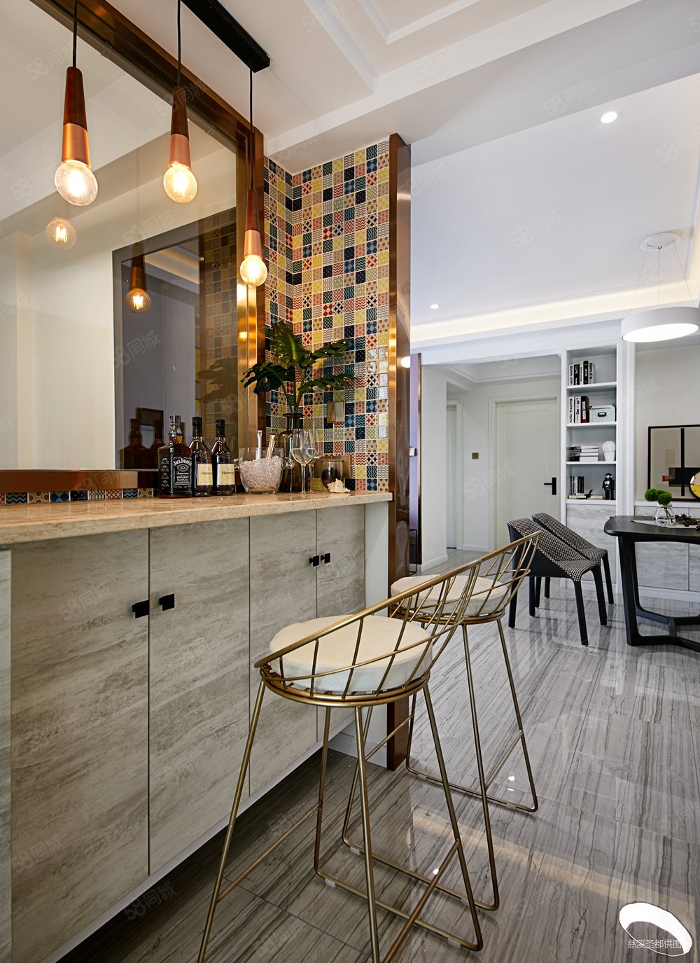 入户处将书房和吧台做了一个连通,用钢化玻璃作为隔断.