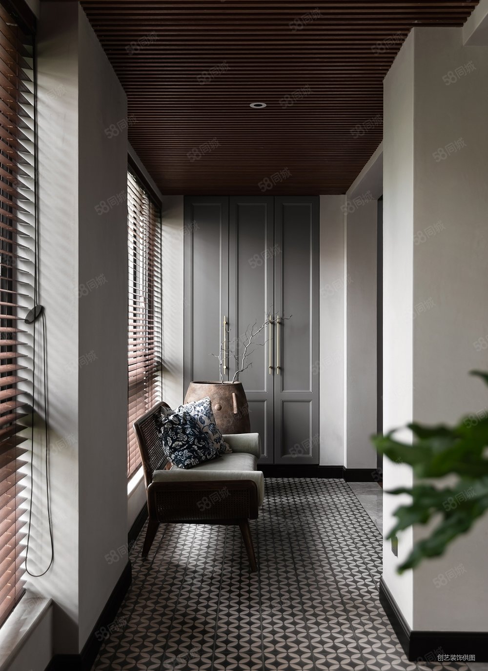 阳台顶上采用格栅元素的木质吊顶设计,内嵌照明,这一区域是由师傅现场