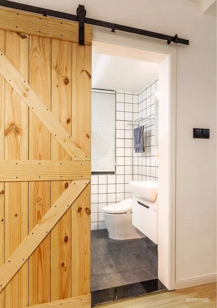 卫生间选择了谷仓门,相对来说节约了卫生间内里的空间,也让外面看起来