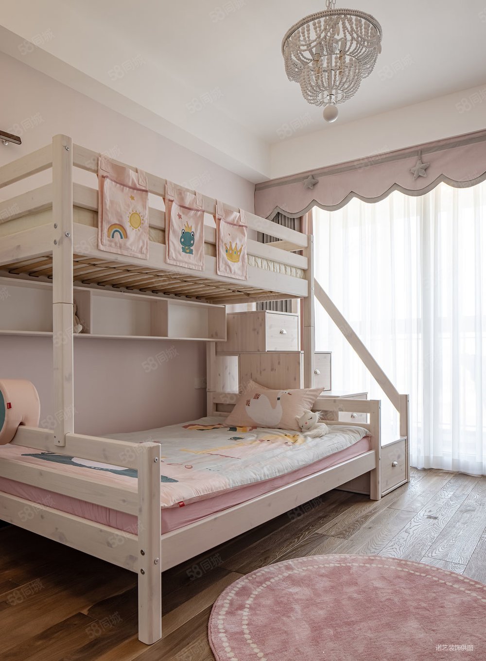 两个宝宝房间分别被布置成蓝色天空下的小丛林和粉甜的公主屋.