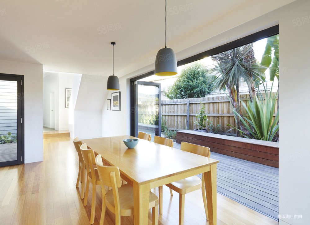 室内空间开敞,内外通透,在空间平面设计中追求不受承重墙限制的自由