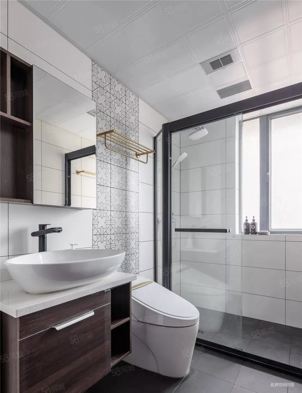 卫生间使用白色瓷砖点缀了一点小花砖,洁具也都是白色的,整体上整洁