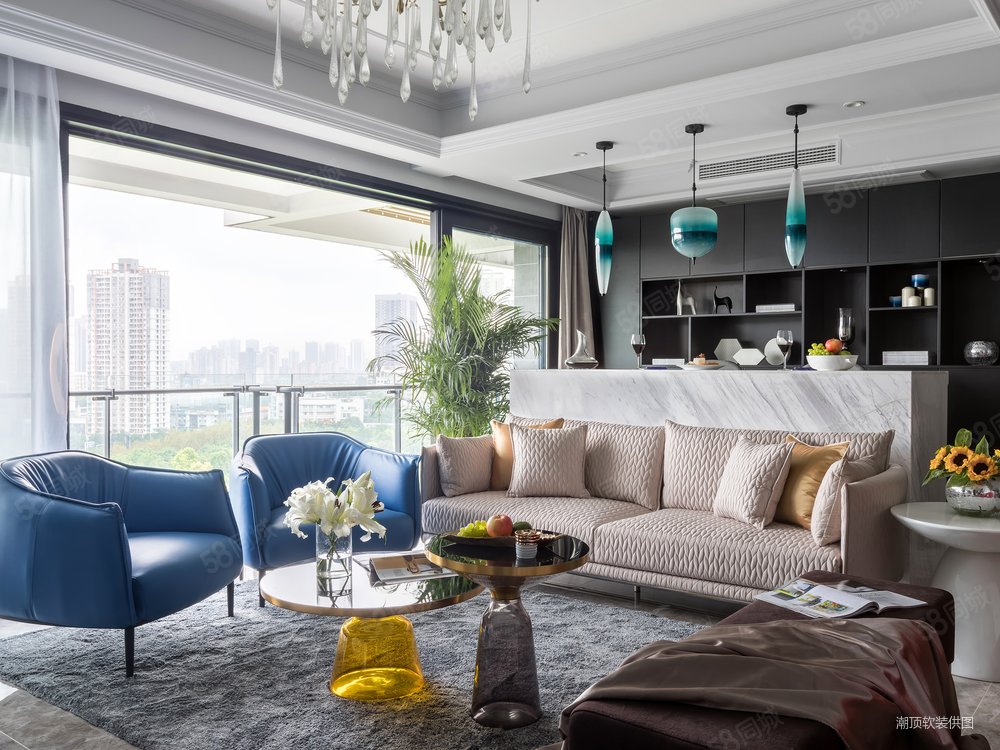 浅粉色的沙发后面是大理石材做成的吧台,良好的采光让房间看起来通明