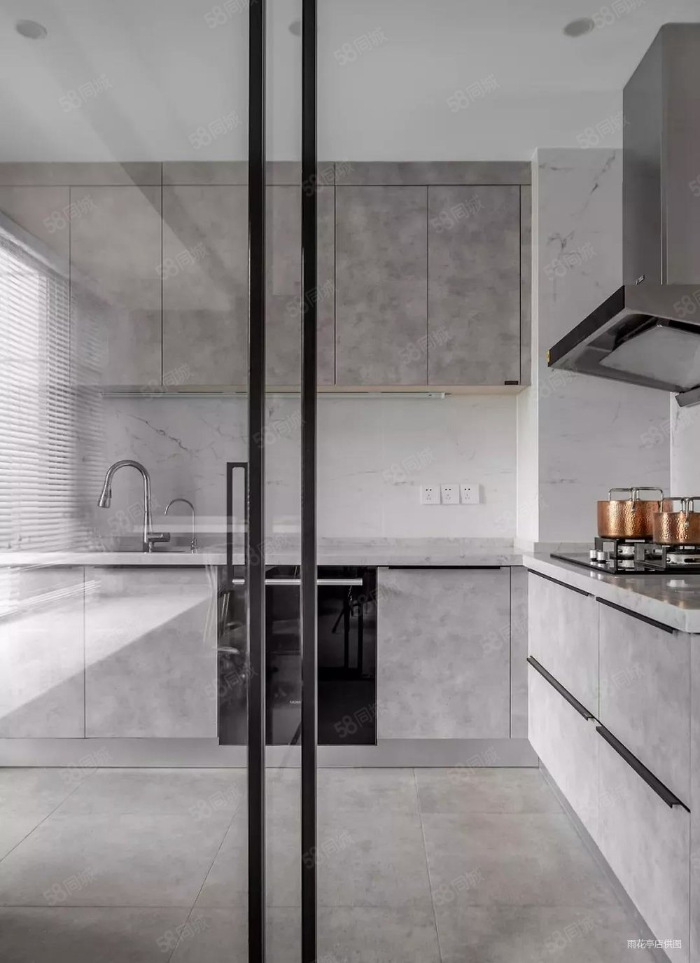 厨房,灰色岩板搭配大理石瓷砖倍感舒适放松,极窄边框玻璃门让空间更