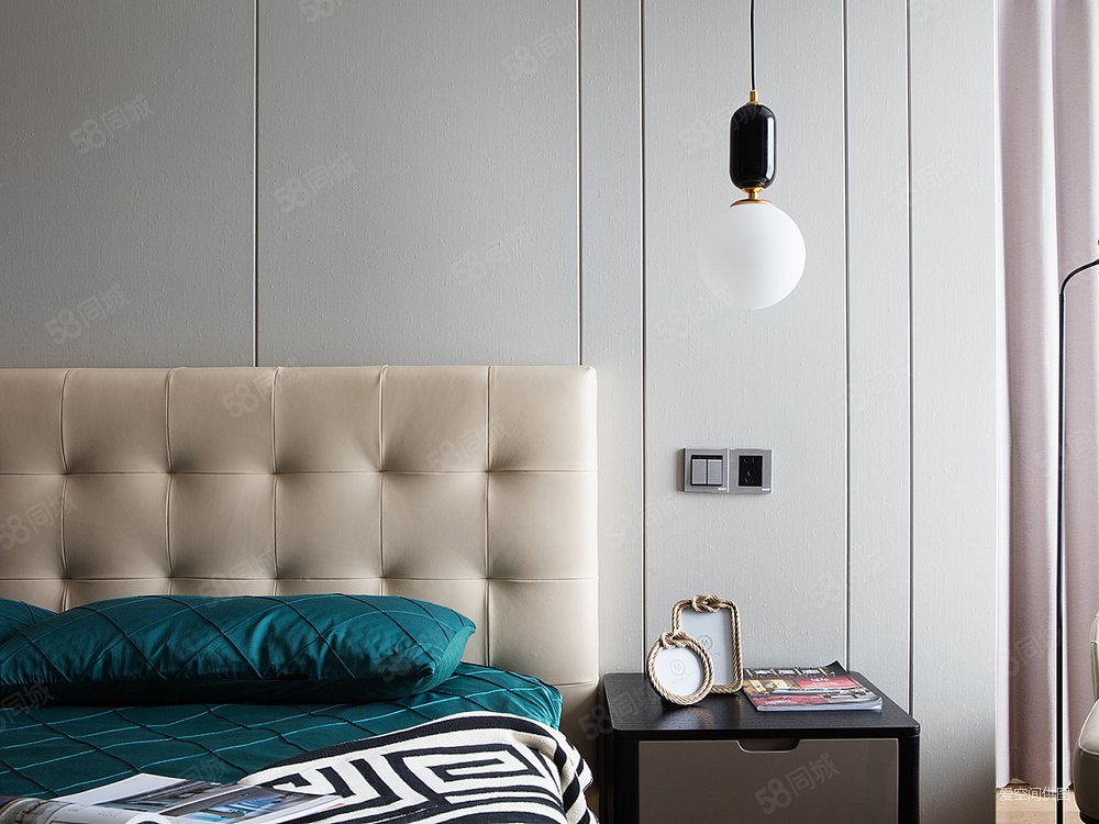 木色软包床头搭配灰白色背景墙,侧卧颜值在线,垂吊灯具赋予空间简约