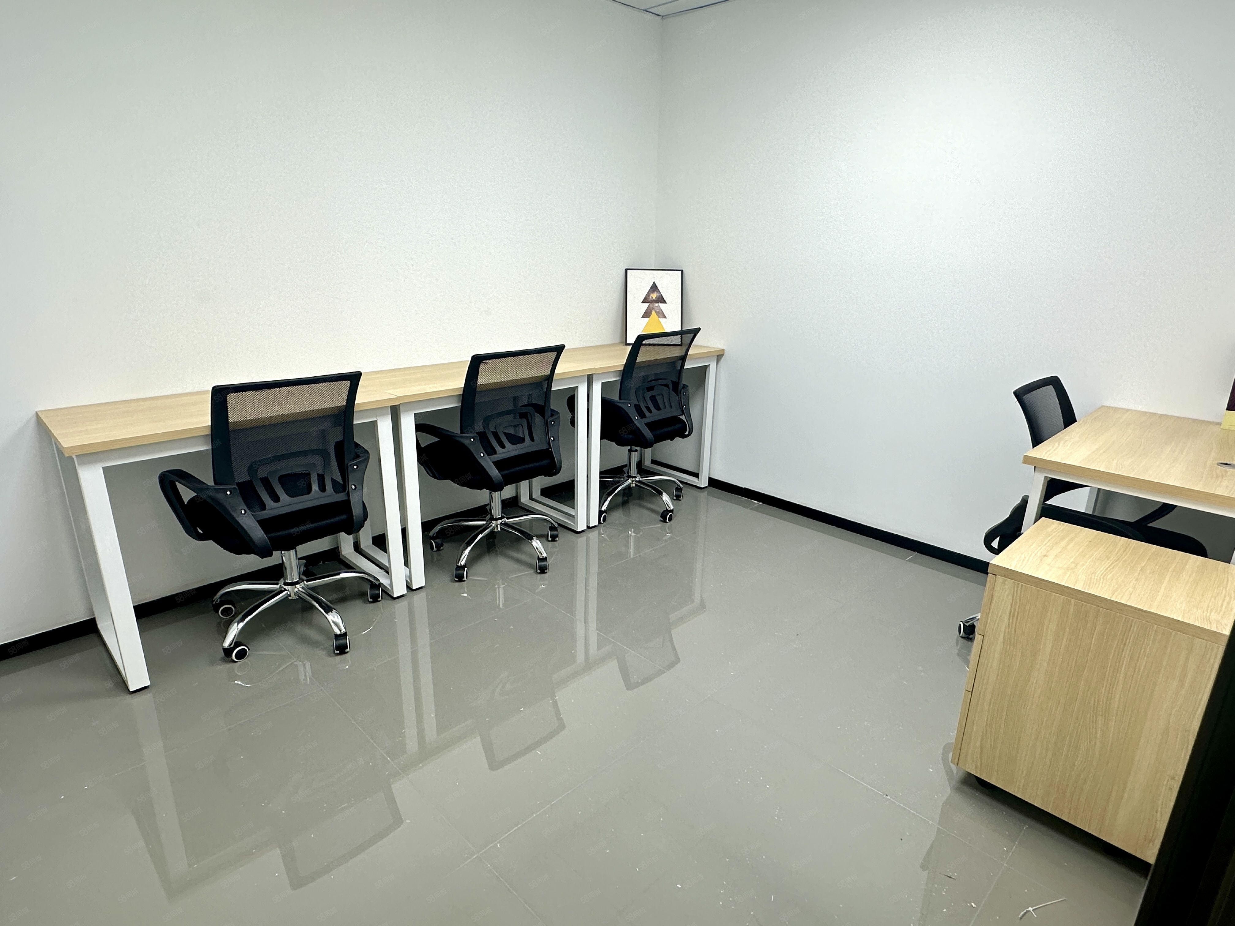 创富港汇阳广场办公独立办公室3人间