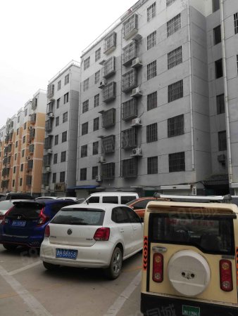 2000绿化率:30%建筑类别:高层一室两室三室四室四室以上梁山龙城华府