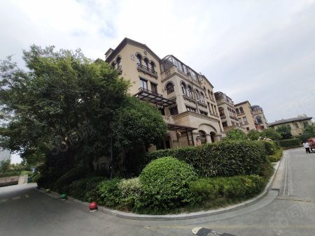 2015绿化率:30%建筑类别:高层湖州南浔向阳路99号宇城逸龙湾一室两室