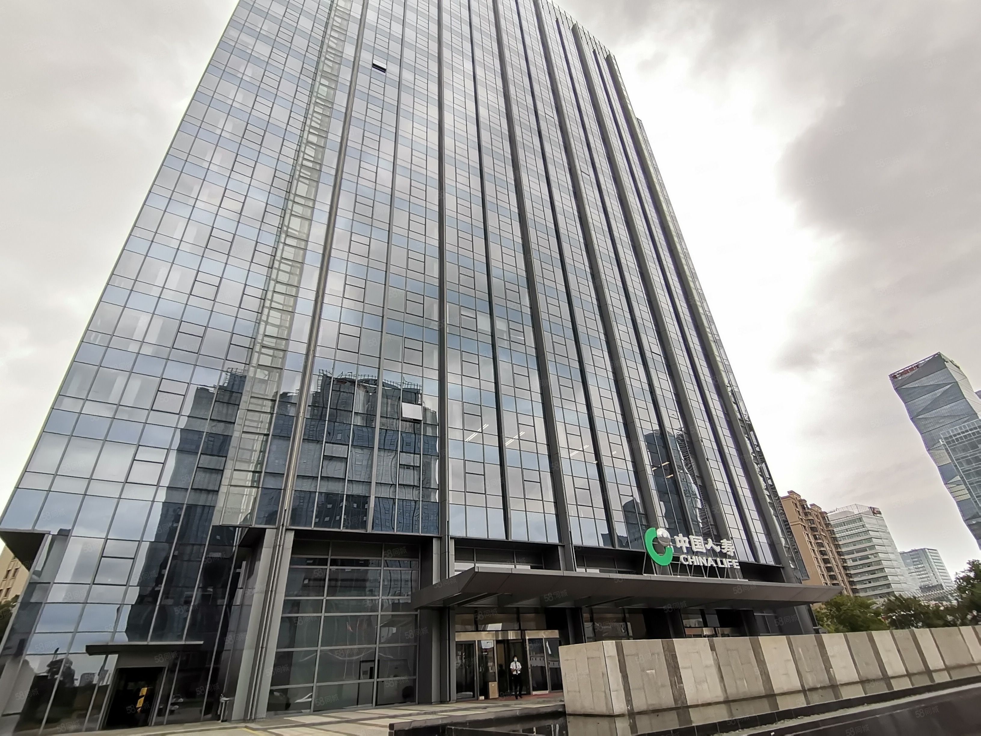 中国人寿大厦庄重大气双采光电梯口600平可分割出租